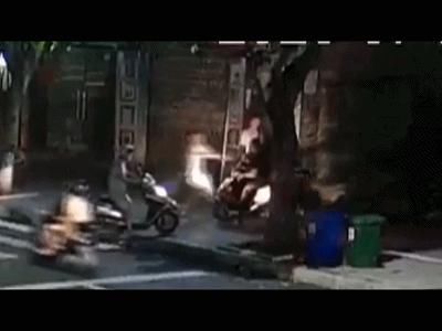  实拍|实拍！警察被拖行20多米仍然拼死抓人，现场一度非常惊险