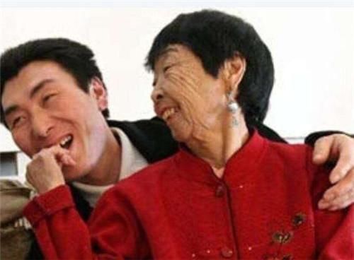 婚后|27岁东北小伙，不顾反对坚持娶59岁老太，婚后住农村称：我很幸福