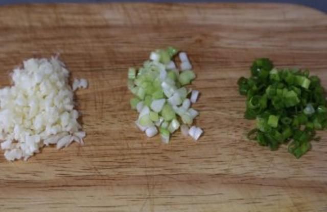 豆腐汤|美味可口，酸咸开胃的金针菇豆腐汤你也来做做尝尝吧！