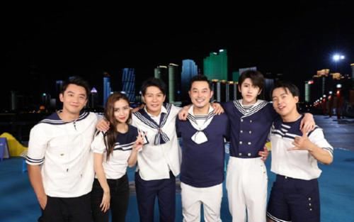  郑恺|蔡徐坤郑恺同时落水，发量却成最大亮点，21岁和34岁的区别