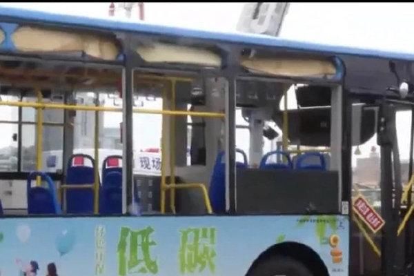  水库|公交车加速冲入水库，如何水中安全逃生？千万别砸挡风玻璃