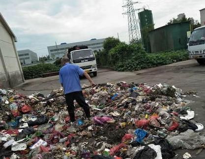  费用|大学生弄丢录取通知书，环卫工翻8吨垃圾帮找到：还免了费用