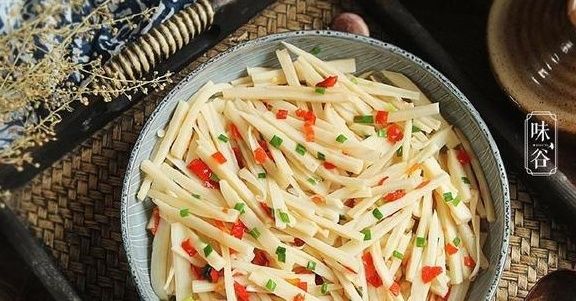 夏天|夏天吃莲藕最养人,这样炒出来不会变黑,更清脆可口