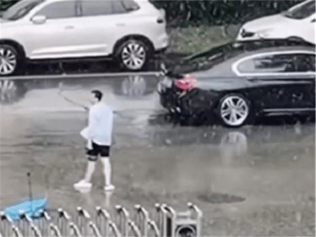  女孩|男子暴雨天为女孩送伞，女孩却奔向宝马车，网友：雨滴落在青青草原？