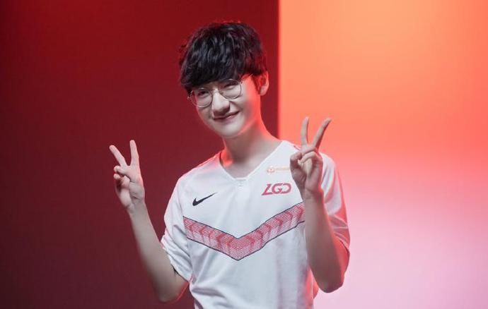  语言|小花生被爆破了！Ins惨遭3国语言狂喷：你真的是个垃圾打野！