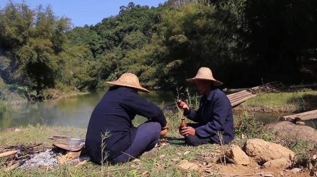  有个|山东有个大爷版李子柒！“玩木头”爆红海外！能造2600年前“鲁班凳”
