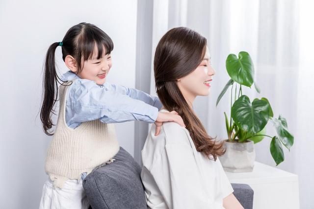 未来|母女俩服务区吃饭,路人拍照传到网上,网友:为孩子未来担心