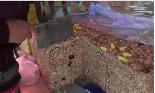 大叔|同事买20元切糕,本以为大叔切不了,看到之后,这技术给满分