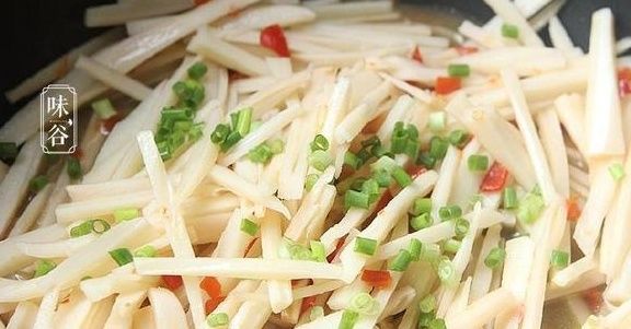 夏天|夏天吃莲藕最养人,这样炒出来不会变黑,更清脆可口