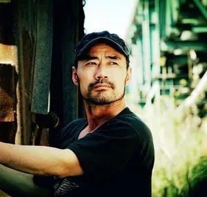  春天里|草根歌手旭日阳刚：一个再度翻红年入百万，一个回归田园种菜种田