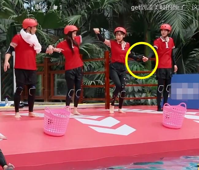  耳根|蔡徐坤第一次主动牵手女嘉宾，瞬间耳根微红，得知女方身份：我酸了