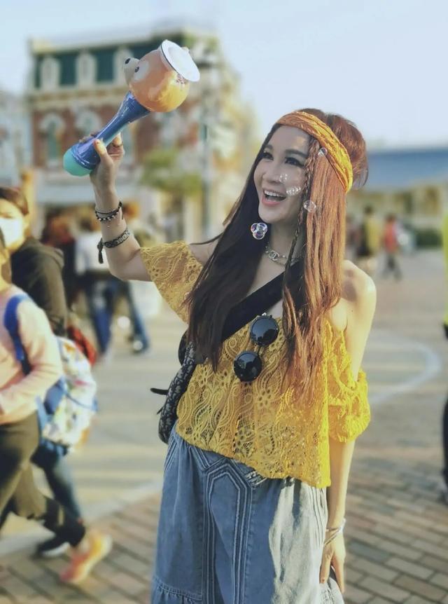 嫁入|星探发掘15岁一夜爆红,嫁入豪门17年后离婚,50多岁终成独立女性