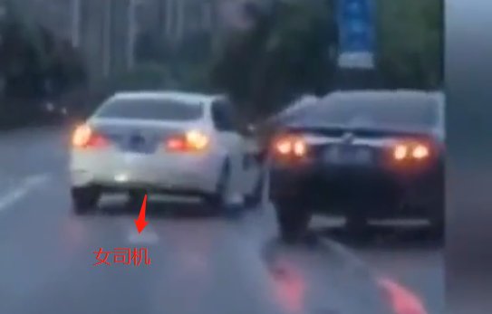  女司机|女司机恶意加塞，吉利车主暴躁砸车门，殴打女司机