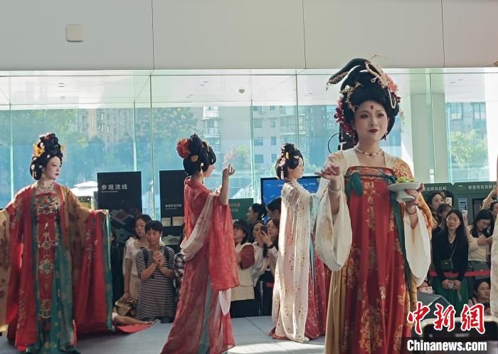 2023湖南博物院华服大典举行 传递国风之美