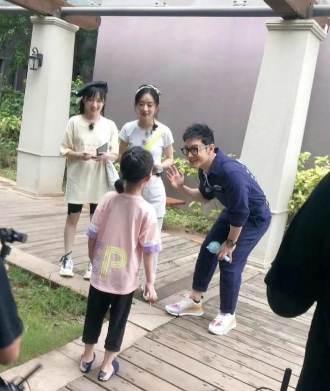  评价|赵丽颖路透图曝光，全程毫无表情却难挡美貌，路人评价太真实