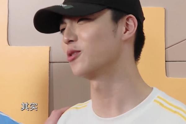  陈立农|陈立农被问没有和蔡徐坤撕名牌，是否遗憾，坤坤的反应让农农伤心了