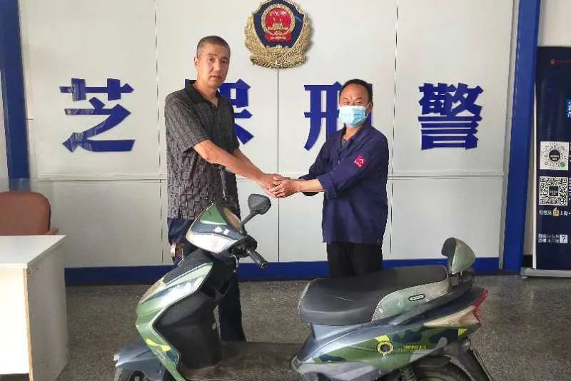  夺下|这个老板好样的！徒手夺下盗贼的剪刀！