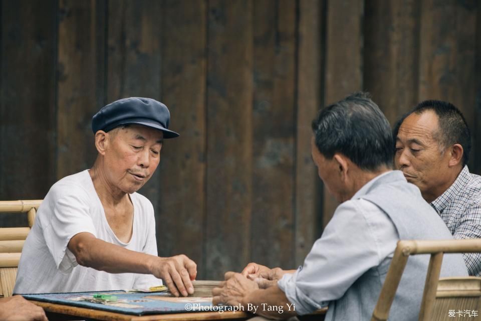 老一辈|【热搜冲顶】老一辈四川人的生活就是：吃烟，喝茶，打牌。