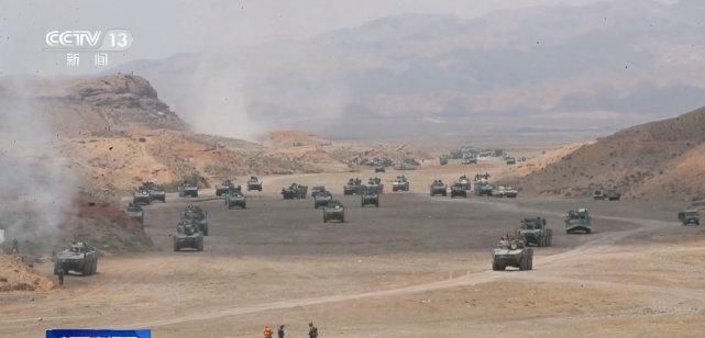  装备|跨越-2020青铜峡A演习震撼画面，战车塞满山谷，红军又打输了