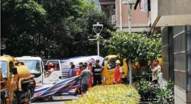  惊讶|来女士背后到底多不简单，动手后去超市购物，买了一大桶洗洁精