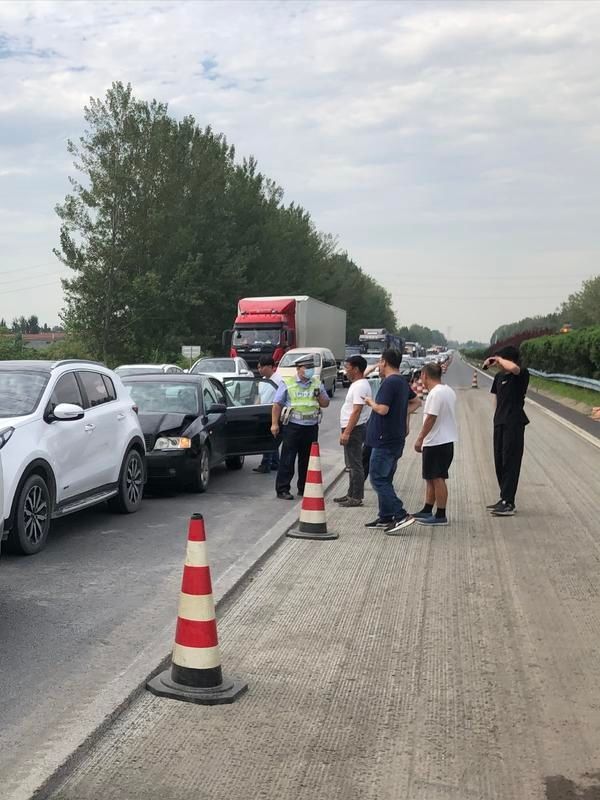  减速|看见施工区还不减速 追尾前车后悔不已