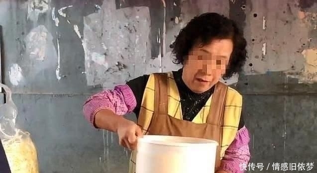 校门|大妈校门前卖“自创”小吃,食客从没见过,6元一碗,每天卖200碗