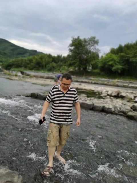  跳进|点赞！俩男孩溪边戏水突发生意外，41岁的他来不及脱衣直接跳进水中抱住他们