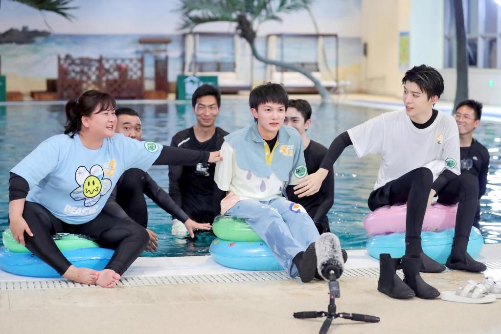  家族|《青春环游记2》收视再夺冠成今夏必看最欢乐综艺 春游家族拥抱展现真性情