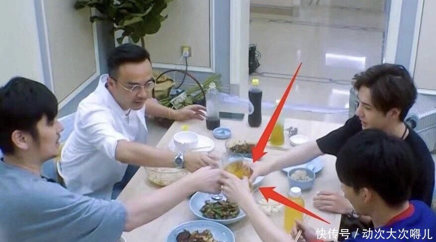  蓝忘机|王一博与蓝忘机一样耐人寻味，在《天天向上》中1个细节暴露人品