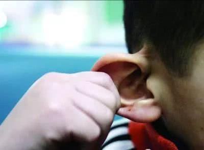  孩子|5岁男孩，深夜呕吐，入院2小时后离世，父亲得知原因，痛扇自己嘴巴