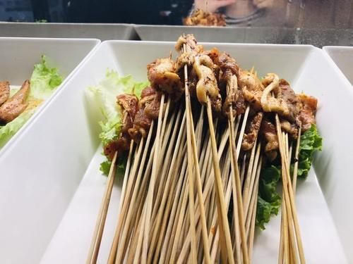 聚餐|和小伙伴在北京这家有名的串串香聚餐，猜猜3个人吃了多少串？