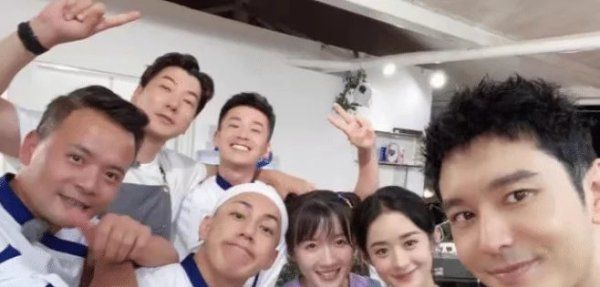 真实|黄晓明晒“全家福”, 却忘记给刘宇宁P图, 这就是网红的真实颜值