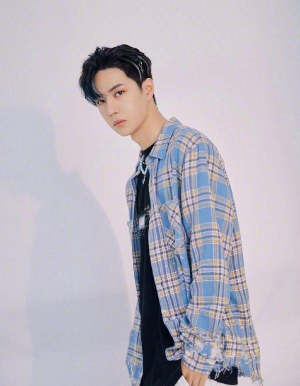  比赛|王一博恭喜罗西赢得比赛，像极了粉丝追他的模样，既专业又长情