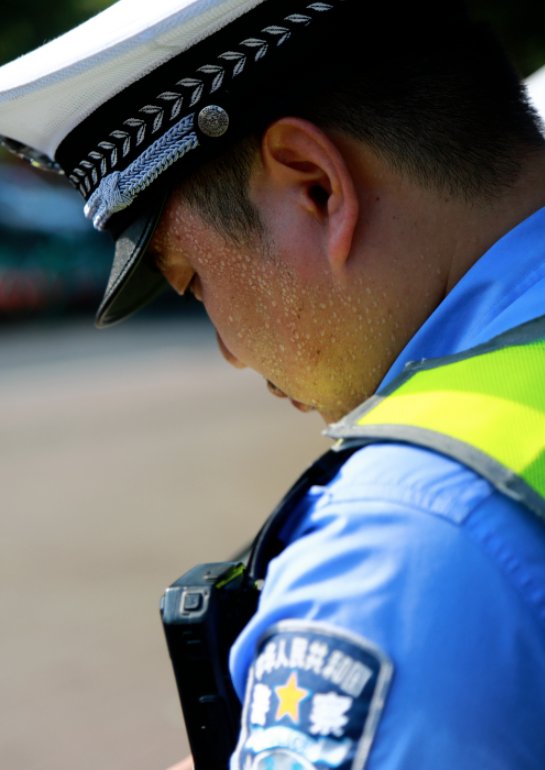 忙碌|高温下的文明交通:汗水换平安,忙碌保畅通