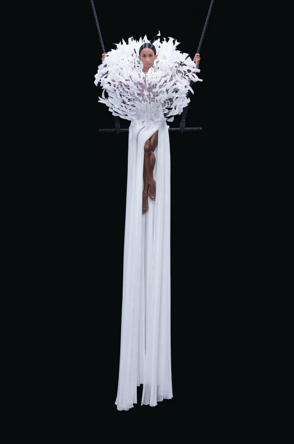  高级|Valentino2020秋冬高级定制，一次人与数码技术的对话