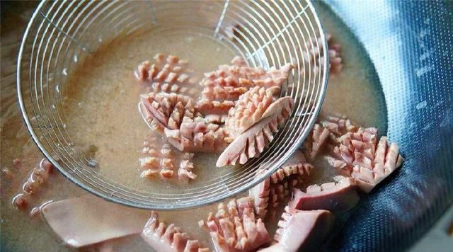  肾脏|爆炒腰花到底要不要焯水？酒店大厨教你3招，腰花鲜香脆嫩无臊味