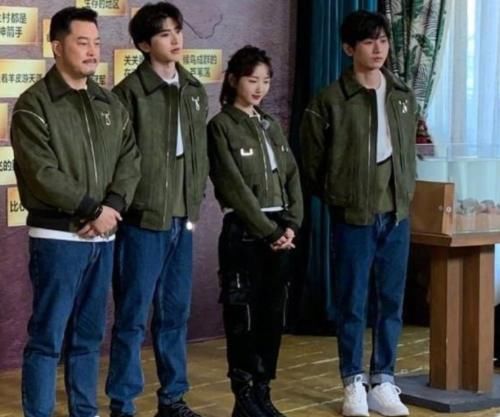  蔡徐坤|《奔跑吧》录制成毅情愿全程抱外套，也不愿被指和蔡徐坤撞衫，好辛苦