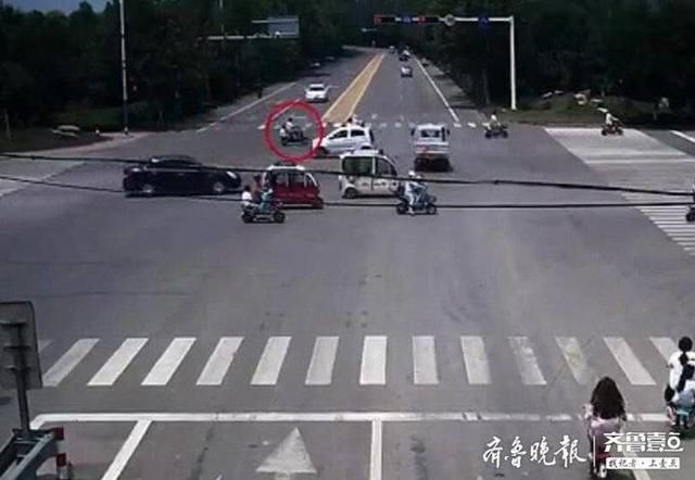  电车|监控拍下！老人骑电车撞上三轮严重受伤，救助基金来“救急”