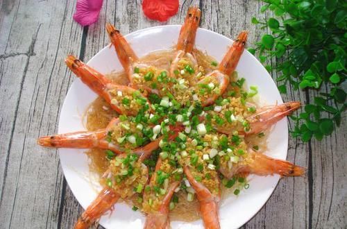  就可以|粉丝版蒜蓉蒸虾，粉丝吸收虾和蒜蓉的鲜味，家宴的场面菜