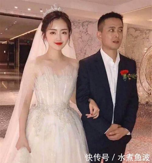 西装的男士|“高颜值岳父”走红，新娘父亲被误认为新郎，新娘：这是我亲爸