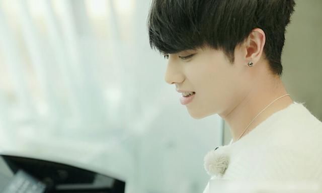  微笑|治愈系的微笑和干净清新的个性给你安利华晨宇