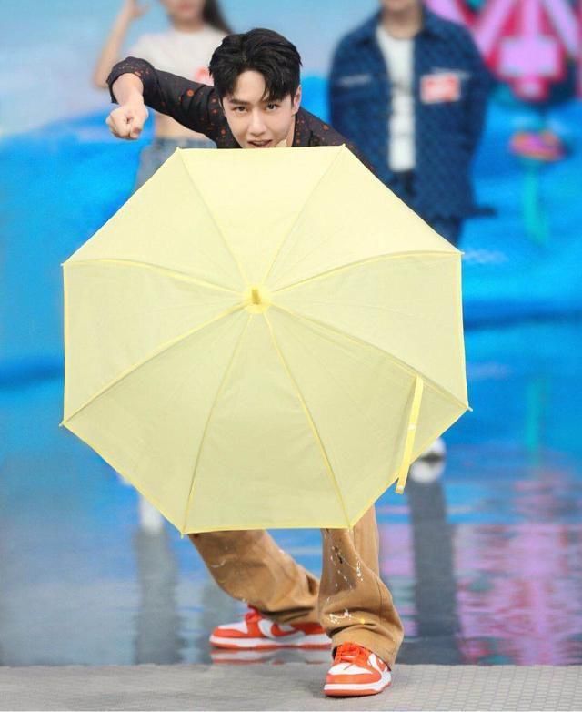  长大|王一博新称号：“综艺小天才”，搞笑与酷盖并存，啵啵长大了