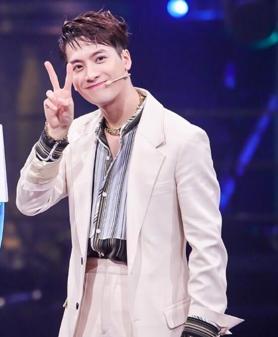  粉丝|《这就是街舞》终定档，王一博造型竟惨遭嫌弃，粉丝：给你烧了