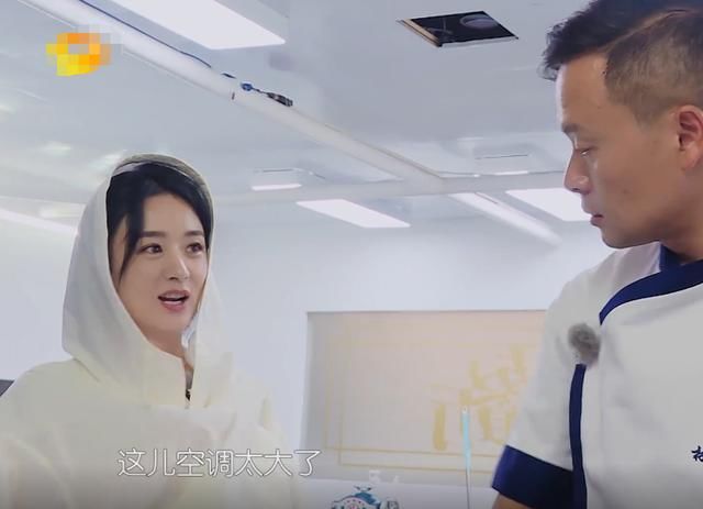  空调|“宝妈”赵丽颖对准空调口切菜，看清身后李浩菲举动，我路转粉了