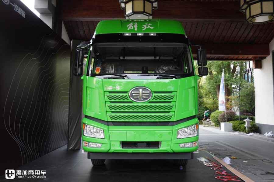  推出|解放J6P推出一款砂石料运输牵引车，配置怎么样？实拍带你看看