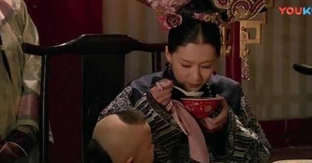  发后|甄嬛传：孟静娴毒发后，甄嬛的碗里为何只剩半碗汤羹？