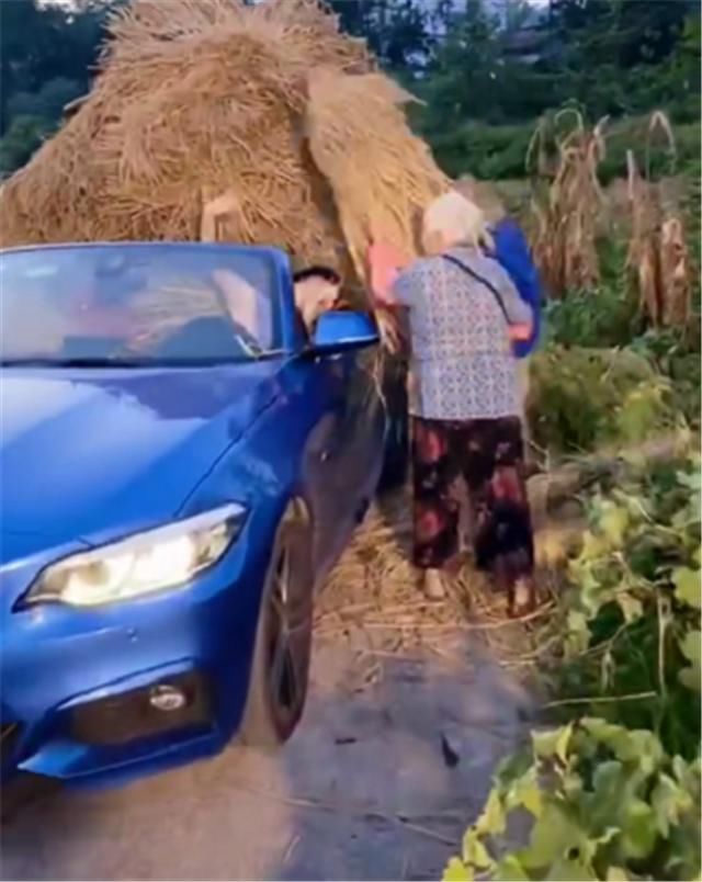 宝马|宝马敞篷车被爷爷奶奶用来装稻草，车主一脸无奈，但他们笑意十足