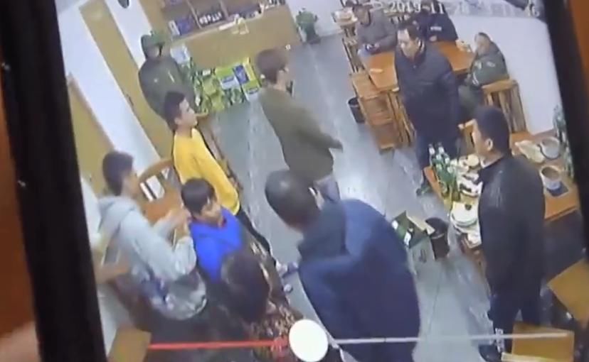  霸王|3名男子吃“霸王火锅”，不付钱还提无理要求，女老板：头1次见
