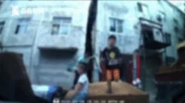  回应|5个熊孩子车顶“蹦迪”车损1万，家长的回应惹众怒…