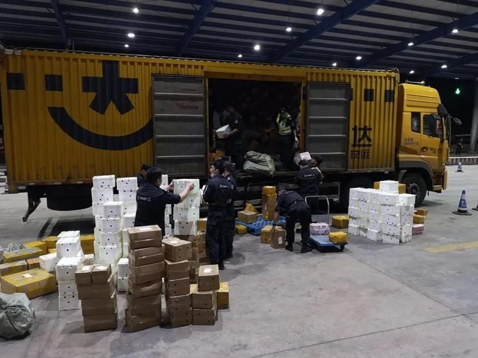  云南|凌晨的云南边境，女民警定睛一看，发现了包裹里的诡异……